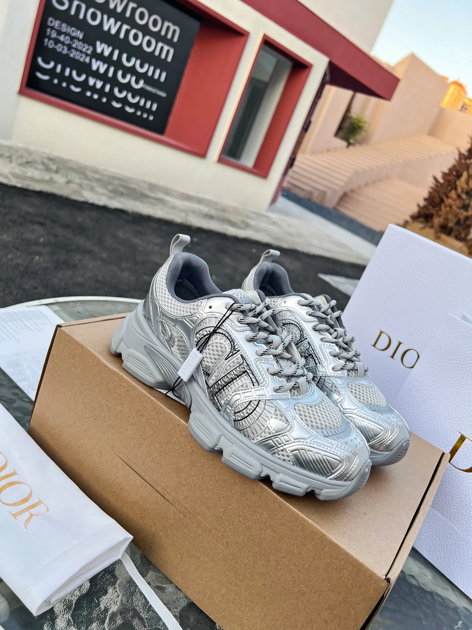 👟👟Ex-factory price 600👟👟 High version couple model🍸 Dior Dior | 2024 ˢˢDilraba, many stars have the same style. L’s 2024 spring and summer new products. The latest popular Chrono series, thick-soled mesh color-blocking running shoes, dad shoes, casual sports shoes series〰 Original purchase, development and production👍🏻This Dior Chrono sneaker is made of white and black mesh fabric with leather effect panels. The CD logo on both sides, the star patch on the tongue and the Dior logo on the heel, many details highlight the style. The two-tone laces, lightweight sole and star embellishment allow for a casual look all year round, complementing a variety of casual or elegant pieces. ♺Upper: Original imported first-layer cowhide + mesh ♺Inner lining: Original customized breathable lining ♺Outsole: Original molded EVA super light and super soft outsole ♺Heel height: 4.5cm ♺Size: Female 35-41 Male 39-45 (Female 40.41 Male 45 customized)